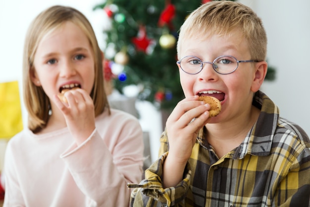 Bambini che mangiano i biscotti