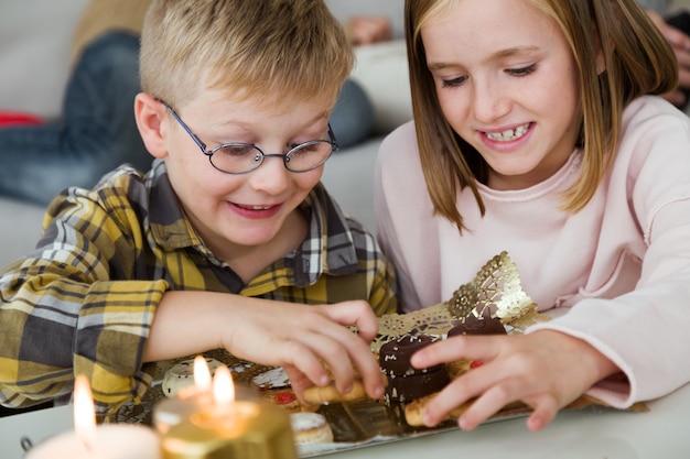 I bambini di mangiare dolci fatti in casa