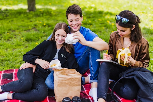 Foto gratuita bambini che mangiano e studiano