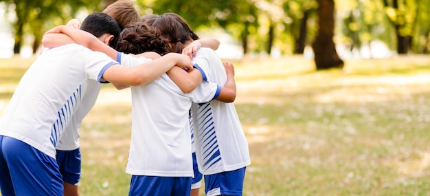 Foto gratuita i bambini si incoraggiano a vicenda con lo spazio della copia