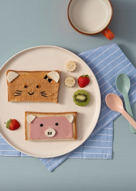 皿に平らに置かれた子供たちの食べ物