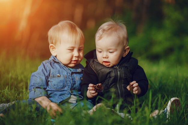 草の中の子供たち