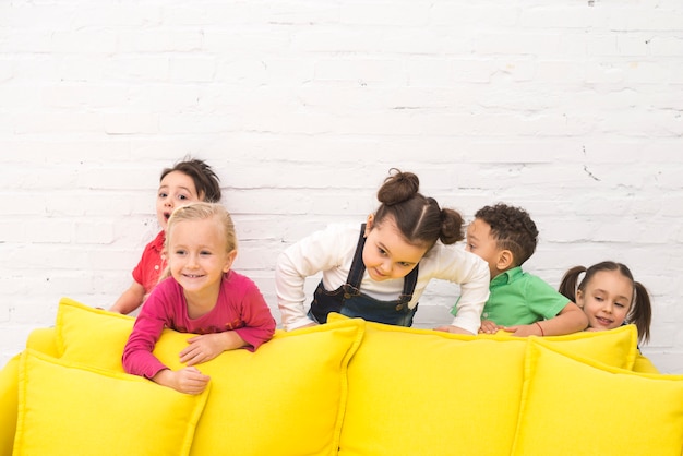 Gruppo di bambini che giocano in un divano