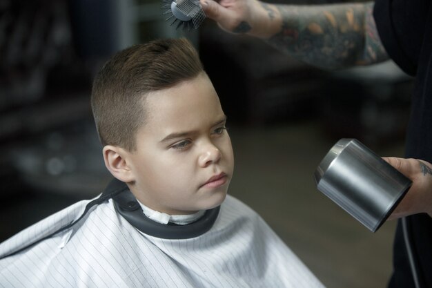 Детская парикмахерская стрижка маленького мальчика