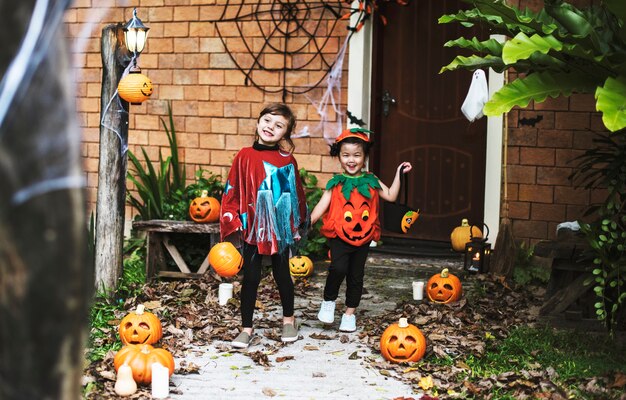 Дети в костюмах Хэллоуина
