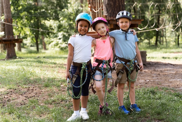 Foto gratuita bambini che si divertono in un parco avventura