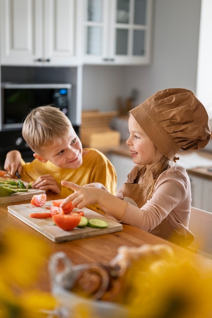 Foto gratuita i bambini si divertono a cucinare in cucina a casa