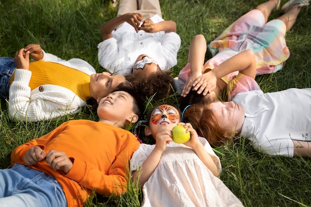 Foto gratuita i bambini si divertono alla festa a tema della giungla