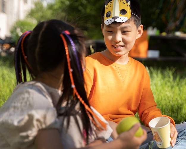 I bambini si divertono alla festa a tema della giungla