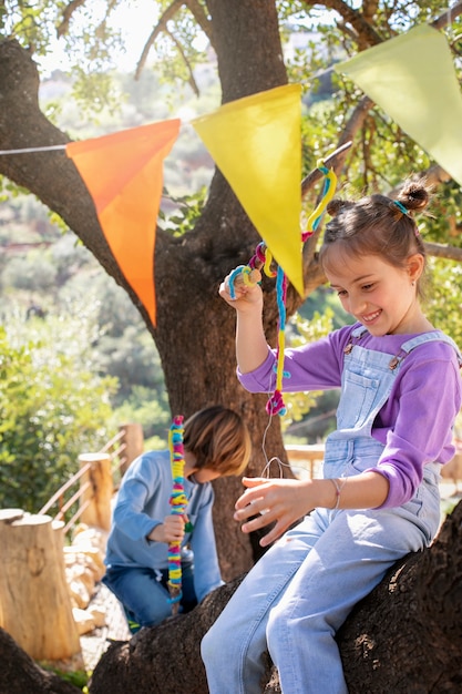 Foto gratuita i bambini si divertono al campo estivo