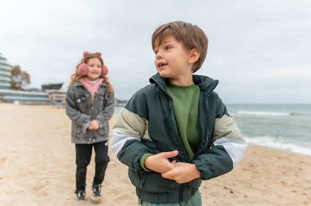 海で一緒に楽しんでいる子供たち