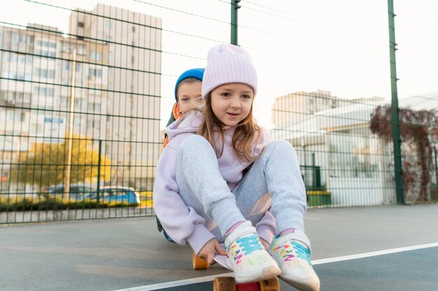 一緒に楽しんでいる子供たち