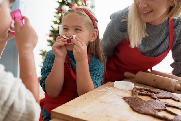 I bambini si divertono con il cookie cutter