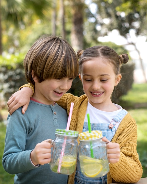 Foto gratuita bambini che mangiano limonata