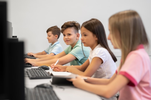 Foto gratuita bambini che hanno lezione di educazione tecnologica