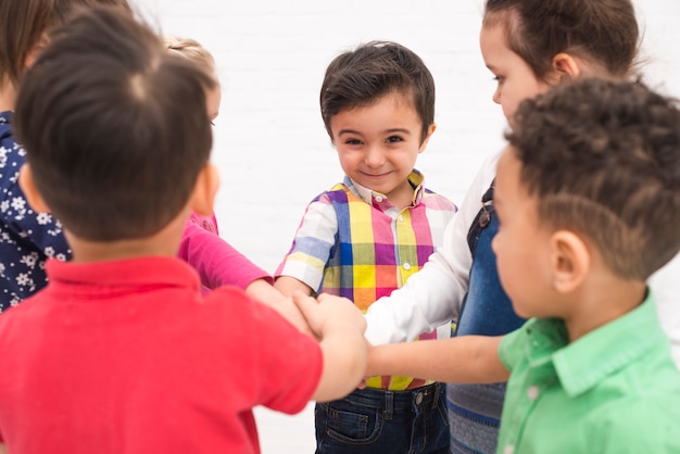 子供たちがグループで手を握って