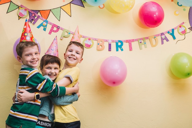 誕生日パーティーで抱擁する子供たち