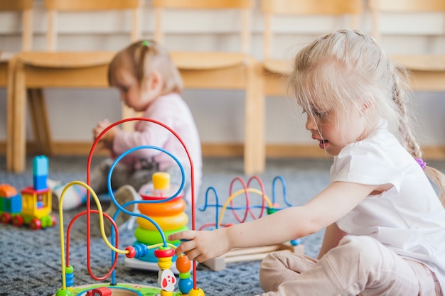 おもちゃを開発している幼稚園の子供たち