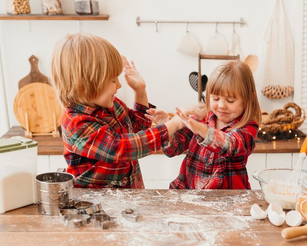 一緒にクリスマスクッキーを作る子供たち