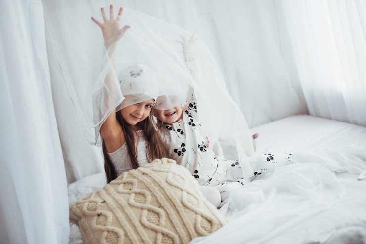 Free Photo children in pajamas