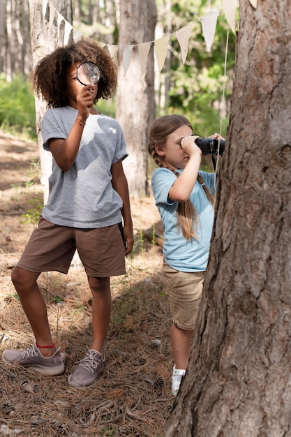 Bambini che partecipano a una caccia al tesoro in una foresta