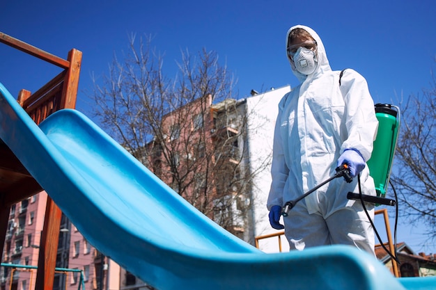 Foto gratuita parco giochi per bambini disinfettante e igienizzante contro virus e malattie