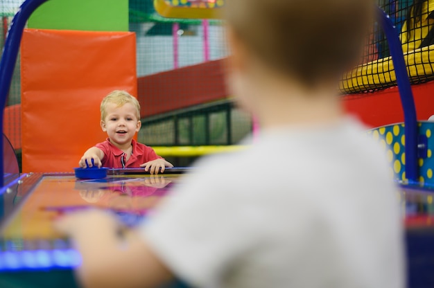 エアフローホッケーを遊んでいる子供たち