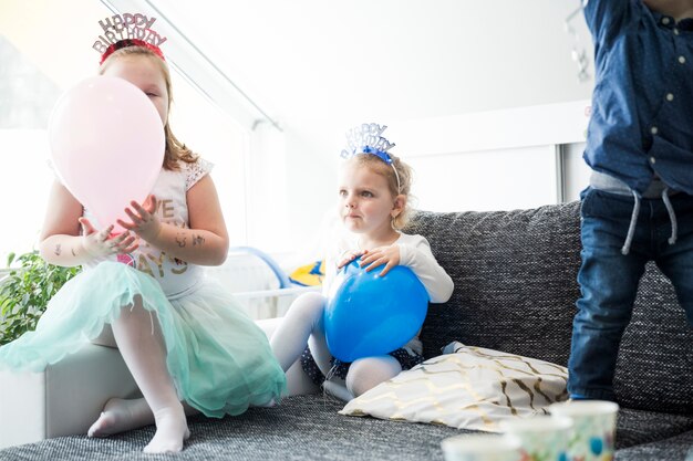 誕生日パーティーで遊んでいる子供たち