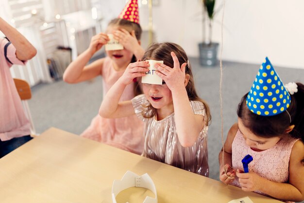 誕生日パーティーで遊んでいる子供たち