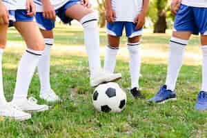 Foto gratuita bambini che giocano a calcio all'aperto