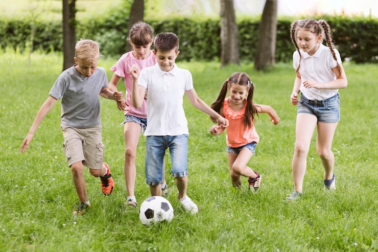 無料Photo 外でサッカーをしている子供たち