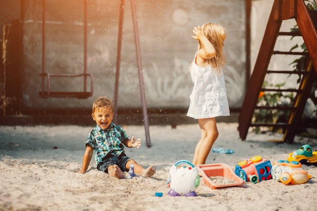 Bambini che giocano in un parco di sabbia