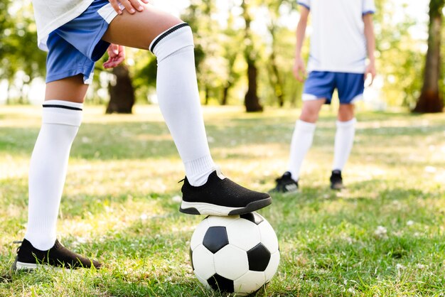 屋外で一緒にサッカーを遊んでいる子供たち