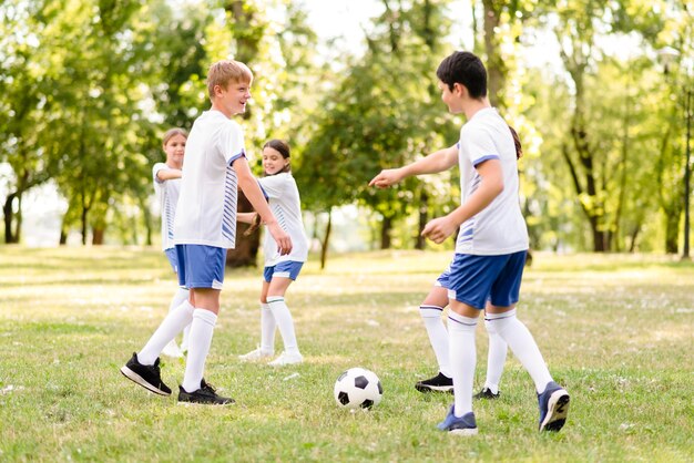 一緒にサッカーを遊んでいる子供たち