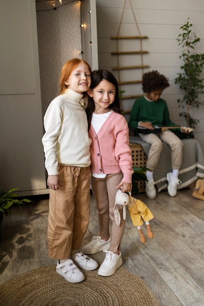 Bambini che giocano insieme a casa