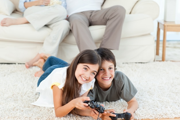 Дети играют в видеоигры, пока говорят родители