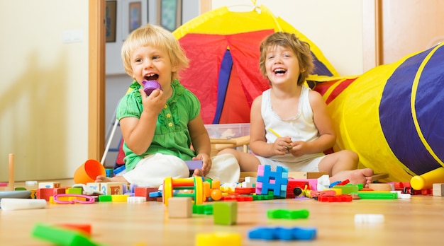 ブロックを遊んでいる子供たち