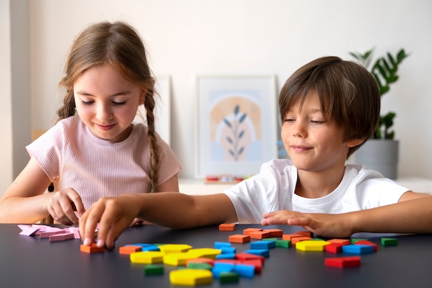 Foto gratuita bambini che giocano con i giocattoli rompicapo