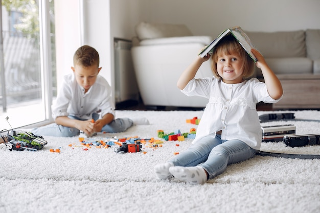Bambini che giocano con lego in una sala da gioco