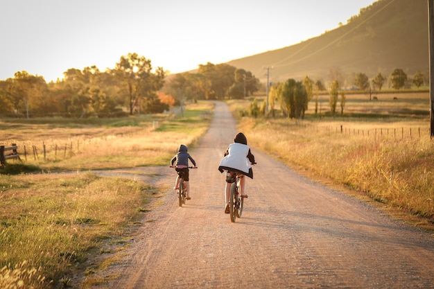 외딴 시골 길에서 자전거를 타는 아이들