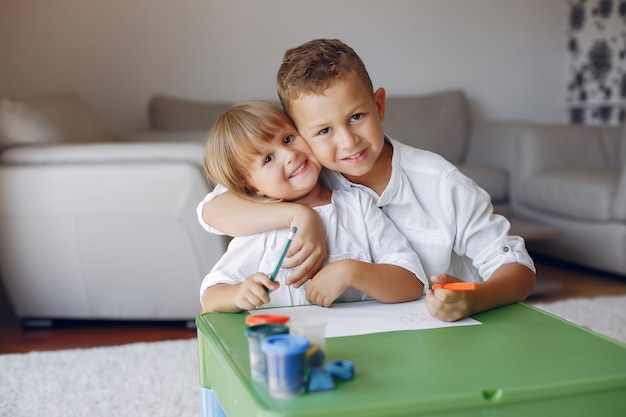 Ubicazione dei bambini al tavolo verde e disegno