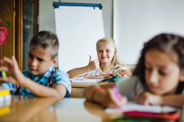 教室で勉強している子供たち