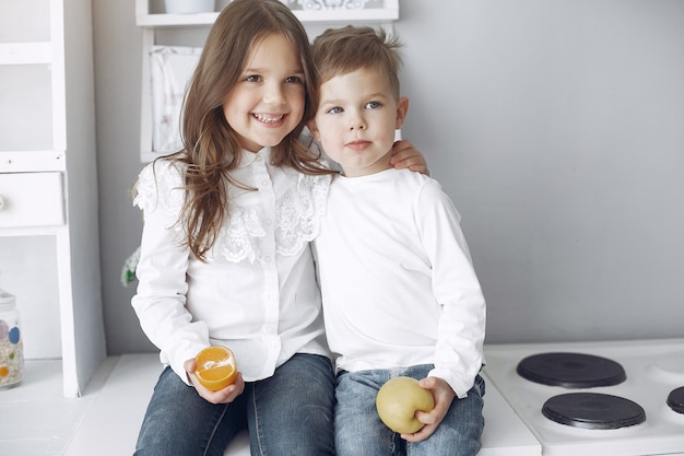 Free photo children sitting in a kitchen at home