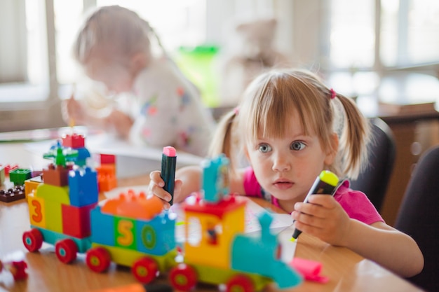 教室でのテーブルに座っている子供たち