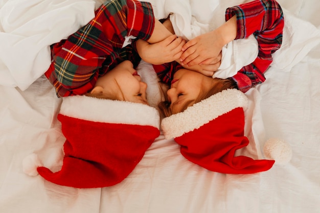 Bambini che dormono insieme il giorno di natale