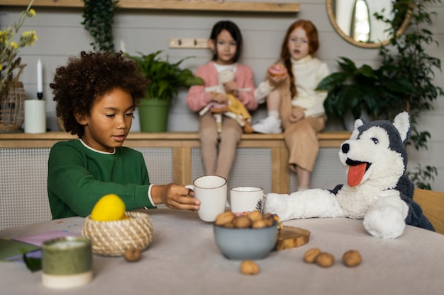 I bambini trascorrono del tempo insieme nel comfort della loro casa