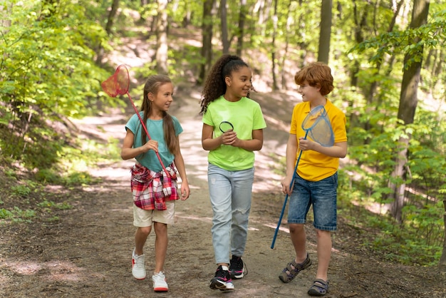 I bambini trascorrono del tempo insieme nella natura