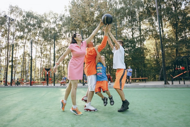 Foto gratuita bambini squadra parco colori bambino