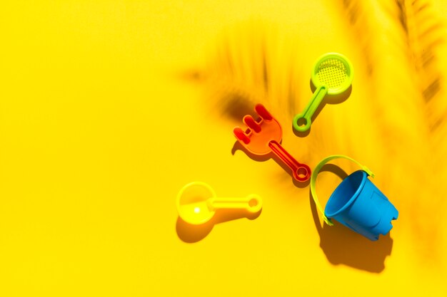 Детские игрушки для песочницы на разноцветной поверхности