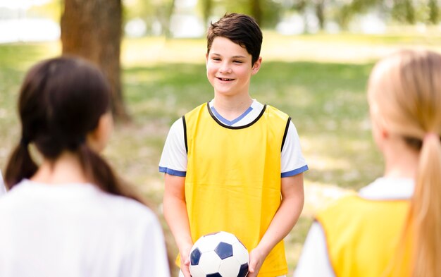 サッカーの試合のために一緒にトレーニングする子供たち